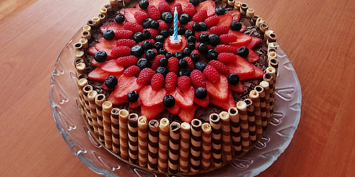 Pařížský dort navíc ozdobený ovocem a trubičkami :) 