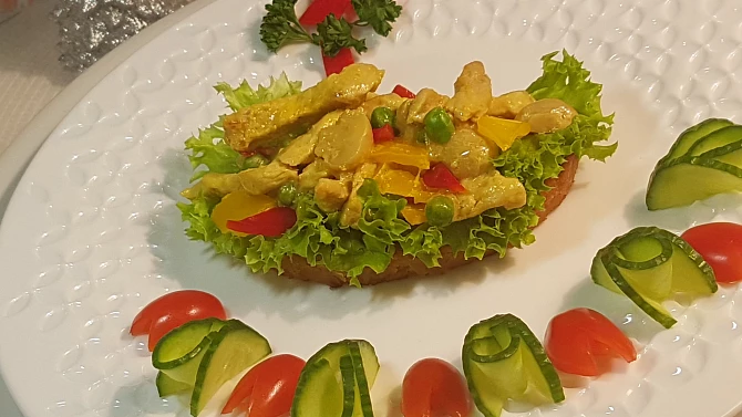 Topinka a smetanové karé s žampiony.