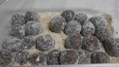 Vosí hnízda - poctivý recept, vyválené v ořechách s cukrem