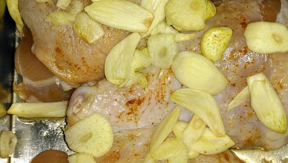 Česnekové kuře na smetaně podle herečky Jany Bouškové, Stehna posypeme plátky česneku, může ho být i více