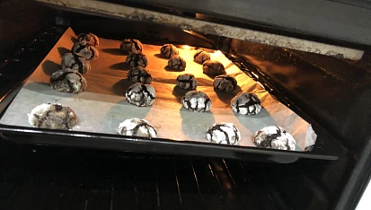 Čokoládové crinkles s bílým kabátkem
