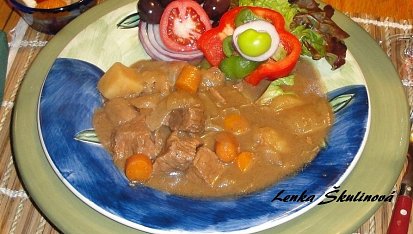 Hovězí mrkvový guláš na pivu s brambory