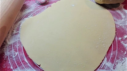 Jednoduché linecké cukroví, Těsto rozválíme.