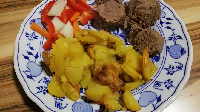 Jelení hrudí vařené obložené zeleninou