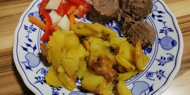 Jelení hrudí vařené obložené zeleninou