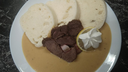 Jelení kýta na smetaně