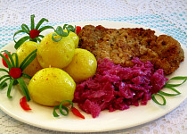 Kuřecí řízek s červeným zelím a vařenými brambory