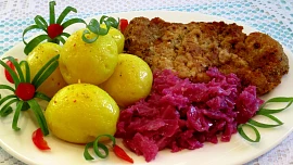 Kuřecí řízek s červeným zelím a vařenými brambory