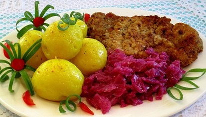 Kuřecí řízek s červeným zelím a vařenými brambory, Kureci rizek s cervenym zelim a varenymi brambory