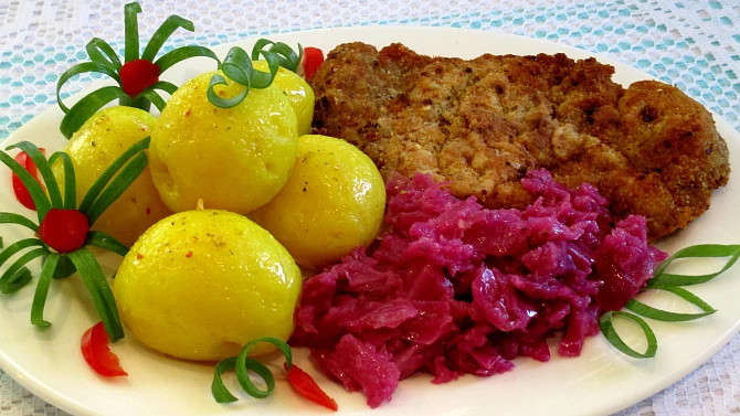 Kuřecí řízek s červeným zelím a vařenými brambory, Kureci rizek s cervenym zelim a varenymi brambory
