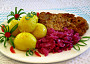 Kuřecí řízek s červeným zelím a vařenými brambory