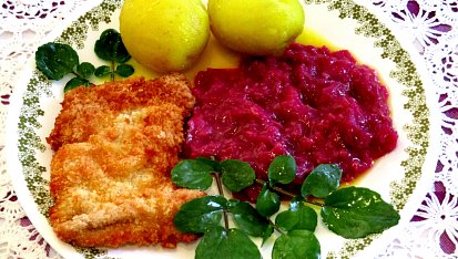 Kuřecí řízek s červeným zelím a vařenými brambory, Kureci rizek s cervenym zelim a varenymi brambory