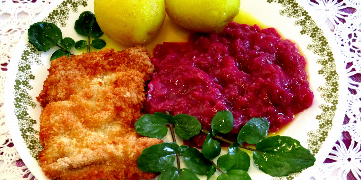 Kuřecí řízek s červeným zelím a vařenými brambory (Kureci rizek s cervenym zelim a varenymi brambory)