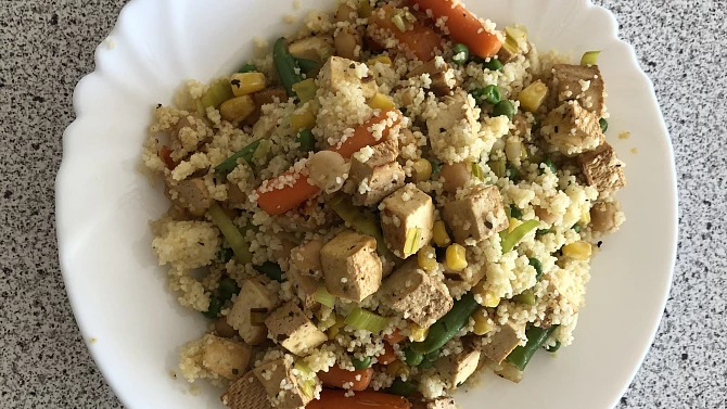 Kuskus s uzeným tofu, cizrnou a zeleninou