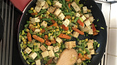 Kuskus s uzeným tofu, cizrnou a zeleninou