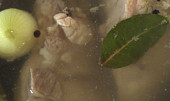 Marinovaný vepřový lalok (Vaříme pomalým varem, a hlídáme, aby se lalok nepřevařil)