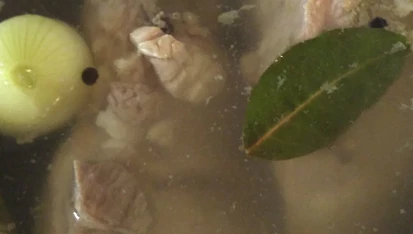 Marinovaný vepřový lalok, Vaříme pomalým varem, a hlídáme, aby se lalok nepřevařil