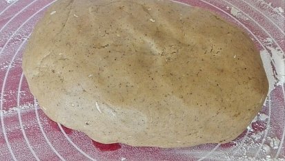 Nadýchané perníčky, Vypracujeme těsto. Přes těsto dáme potravinovou fólii a necháme ho v lednici do druhého dne. Druhý den vytáhneme těsto a chvíli počkáme, dokud nebude mít pokojovou teplotu.