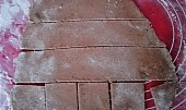 Ořechové trubičky plněné krémem (Těsto rozválíme a nožem si vykrájíme čtverce.)