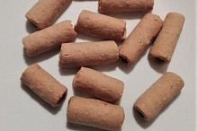 Po vytažení z trouby necháme trubičky ještě dojít na plechu. Potom trubičky opatrně stáhneme.