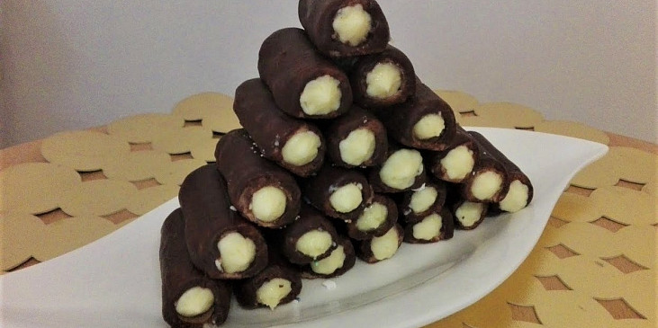 Ořechové trubičky plněné krémem (Až čokoláda ztuhne, naplníme trubičky krémem.)