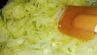 Pikantní vepřová játra na cibuli, Nejdříve je nakrájené cibule hodně.