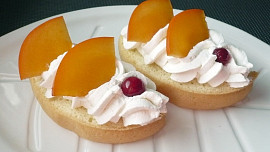 Piškotové chlebíčky se šlehačkou a ovocem Piškotové chlebíčky se šlehačkou a ovocem