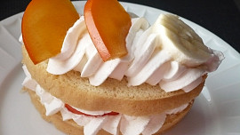 Piškotové chlebíčky se šlehačkou a ovocem Piškotové chlebíčky se šlehačkou a ovocem