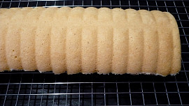 Piškotové chlebíčky se šlehačkou a ovocem Piškotové chlebíčky se šlehačkou a ovocem