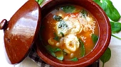 Polévka s tortellini, fazolemi a špenátem