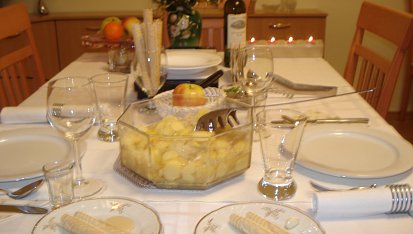 Štědrovečerní a velikonoční tabule 2019, 2020, 2021, 2022, 2023, 2024, Talíře s medem, oplatkou a česnekem, pro život trpký, sladký a v bázni Boží + jablko