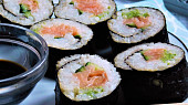 Sushi s čerstvým lososem naloženým v soli