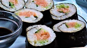 Sushi s čerstvým lososem naloženým v soli