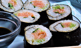 Sushi s čerstvým lososem naloženým v soli