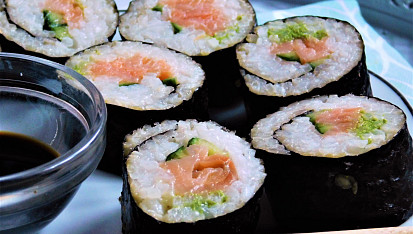 Sushi s čerstvým lososem naloženým v soli