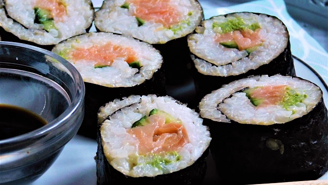 Sushi s čerstvým lososem naloženým v soli
