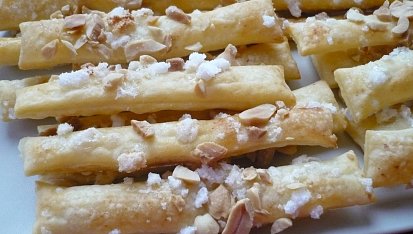 Trojtěsto, místo lístkového, Sladké tyčky-potřeno vejcem + granulovaný cukr a nasekané nesolené arašídy.