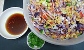 Asijský salát s rýžovými nudlemi