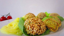 Brokolicovo-cuketové kuličky v sezamu