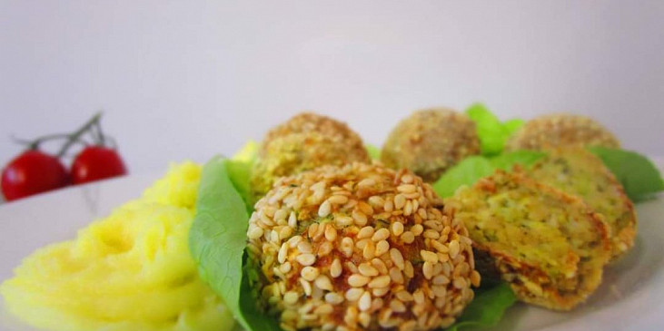 Brokolicovo-cuketové kuličky v sezamu
