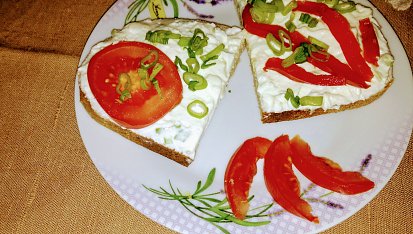 Brynzová pomazánka s řeckým jogurtem, Zdobíme zeleninou podle chuti