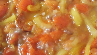 Červená čočka s lečem a pikantní klobásou, Podušená zeleninka s klobásou