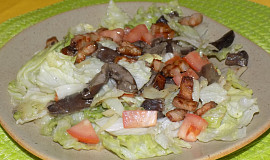 Hlávkový salát s houbami a slaninou
