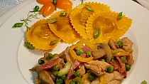 Houbová směs s kuřecími stehny, zeleninou a lilkové ravioly