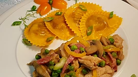 Houbová směs s kuřecími stehny, zeleninou a lilkové ravioly