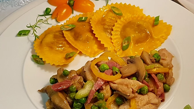 Houbová směs s kuřecími stehny, zeleninou a lilkové ravioly