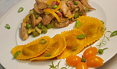 Houbová směs s kuřecími stehny, zeleninou a lilkové ravioly