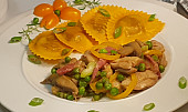 Houbová směs s kuřecími stehny, zeleninou a lilkové ravioly