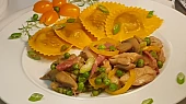 Houbová směs s kuřecími stehny, zeleninou a lilkové ravioly