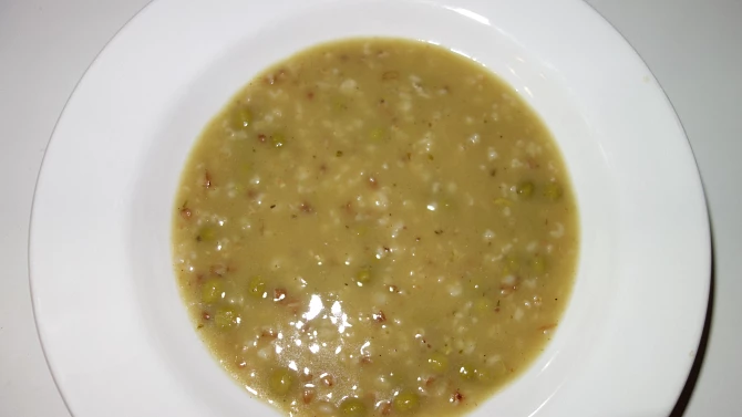 Hrachová polévka "co dům dal"